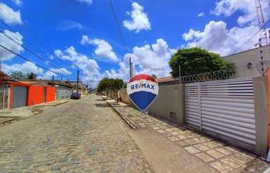 Imagem: A casa possui 3 Dormitórios, 1 Banheiro, 2 Vagas na garagem