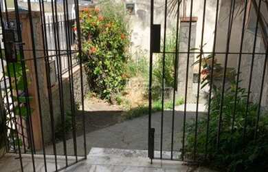 Imagem: A casa possui 3 Dormitórios, 3 Banheiros, 2 Vagas na garagem