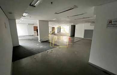 Imagem: O depósito possui 5 Vagas na garagem, 2.700m² de Área e