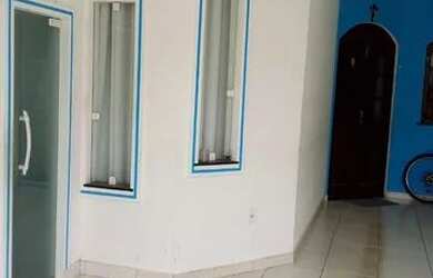 Imagem: A casa possui 2 Dormitórios, 2 Banheiros, 1 Vaga na garagem