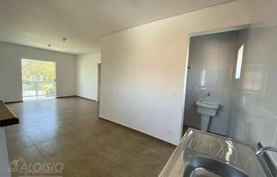 Imagem: A casa possui 2 Dormitórios, 1 Banheiro, 2 Vagas na garagem