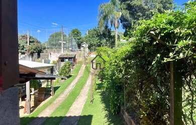 Imagem: A casa possui 2 Dormitórios, 1 Banheiro, 2 Vagas na garagem
