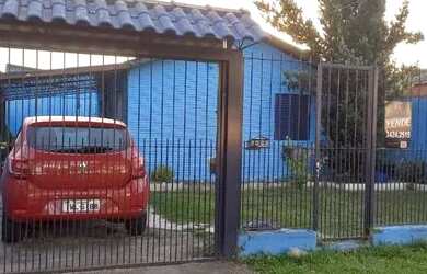 Imagem: A casa possui 2 Dormitórios, 2 Banheiros, 2 Vagas na garagem