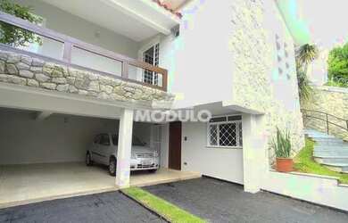 Imagem: A casa possui 4 Dormitórios, 3 Banheiros, 4 Vagas na garagem