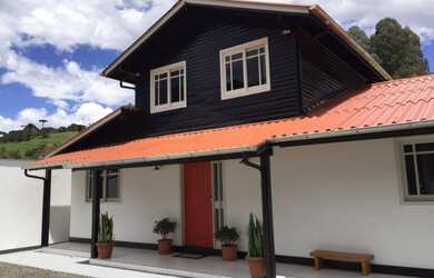 Imagem: A casa possui 3 Dormitórios, 2 Banheiros, 1 Vaga na garagem