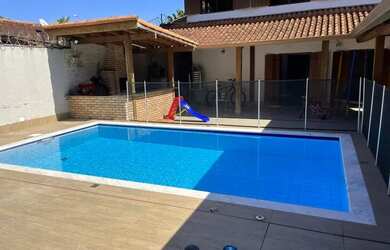 Imagem: A casa possui 4 Dormitórios, 3 Banheiros, 3 Vagas na garagem