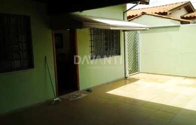 Imagem: A casa possui 2 Dormitórios, 2 Banheiros, 4 Vagas na garagem