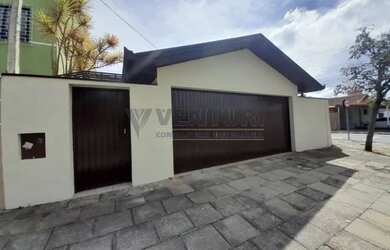 Imagem: A casa possui 3 Dormitórios, 1 Banheiro, 2 Vagas na garagem