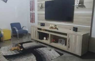 Imagem: A casa possui 2 Dormitórios, 1 Banheiro, 2 Vagas na garagem