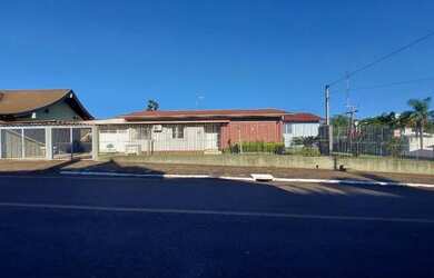 Imagem: A casa possui 3 Dormitórios, 2 Banheiros, 1 Vaga na garagem