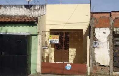 Imagem: A casa possui 1 Dormitório, 1 Banheiro, 1 Vaga na garagem