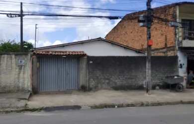 Imagem: A casa possui 3 Dormitórios, 2 Banheiros, 1 Vaga na garagem