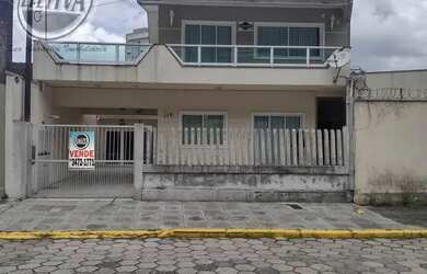 Imagem: A casa possui 4 Dormitórios, 4 Banheiros, 3 Vagas na garagem