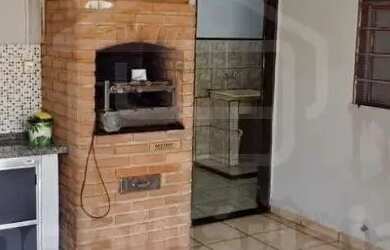 Imagem: A casa possui 3 Dormitórios, 2 Banheiros, 2 Vagas na garagem