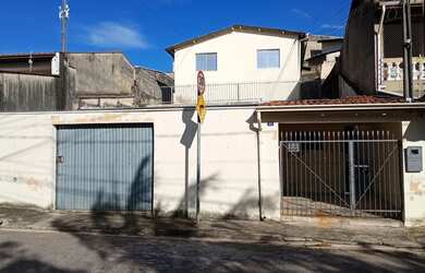 Imagem: A casa possui 3 Dormitórios, 1 Banheiro, 5 Vagas na garagem