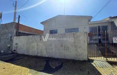 Imagem: A casa possui 3 Dormitórios, 1 Banheiro, 3 Vagas na garagem