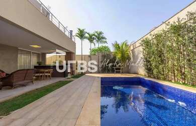 Imagem: A casa em condomínio possui 3 Dormitórios, 4 Banheiros, 365m²