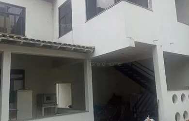 Imagem: A casa possui 5 Dormitórios, 3 Banheiros, 2 Vagas na garagem