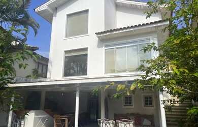 Imagem: A casa em condomínio possui 4 Dormitórios, 5 Banheiros, 5