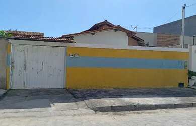 Imagem: A casa possui 3 Dormitórios, Acomodam 12 pessoas e 3 Vagas