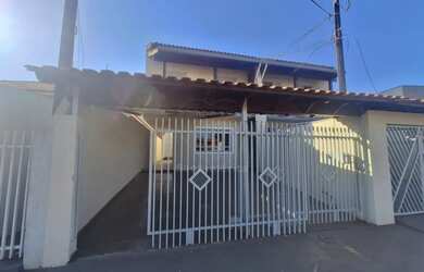 Imagem: A casa possui 3 Dormitórios, 3 Banheiros, 2 Vagas na garagem