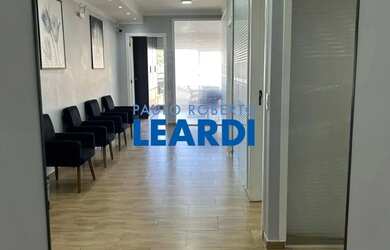 Imagem: O depósito possui 2 Vagas na garagem, 400m² de Área e está