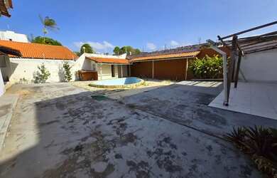 Imagem: A casa possui 4 Dormitórios, 4 Banheiros, 5 Vagas na garagem