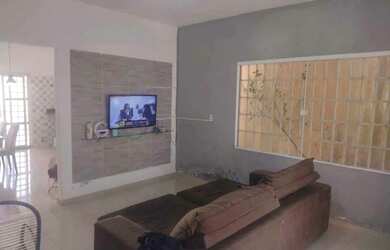 Imagem: A casa possui 2 Dormitórios, 2 Banheiros e está localizado