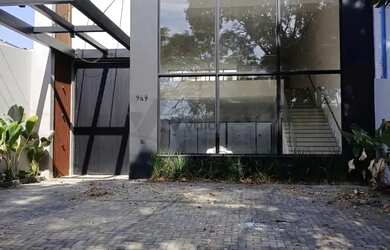 Imagem: O depósito possui 4 Vagas na garagem, 336m² de Área e está