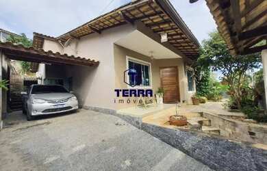 Imagem: A casa possui 3 Dormitórios, 2 Banheiros, 2 Vagas na garagem