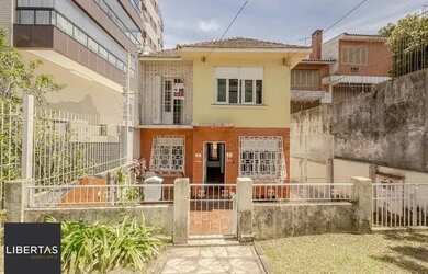 Imagem: A casa possui 3 Dormitórios, 2 Banheiros, 4 Vagas na garagem