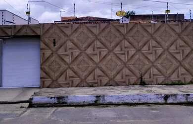 Imagem: A casa possui 3 Dormitórios, 1 Banheiro, 1 Vaga na garagem