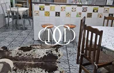 Imagem: A casa possui 3 Dormitórios, 1 Banheiro, 3 Vagas na garagem