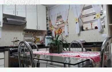 Imagem: A casa possui 2 Dormitórios, 1 Banheiro, 2 Vagas na garagem