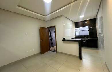 Imagem: A casa possui 2 Dormitórios, 1 Banheiro, 1 Vaga na garagem