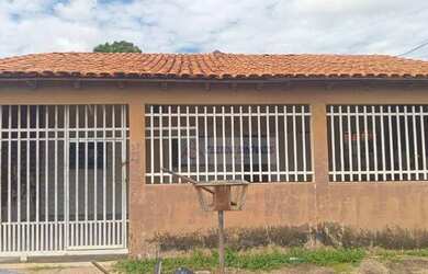Imagem: A casa possui 4 Dormitórios, 2 Banheiros, 1 Vaga na garagem