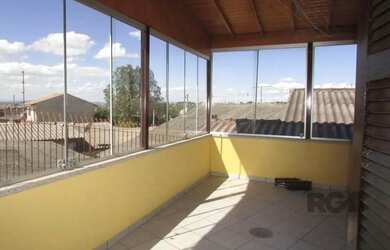 Imagem: A casa possui 4 Dormitórios, 2 Banheiros, 3 Vagas na garagem