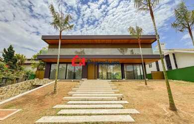 Imagem: A casa possui 5 Dormitórios, 5 Banheiros, 5 Vagas na garagem