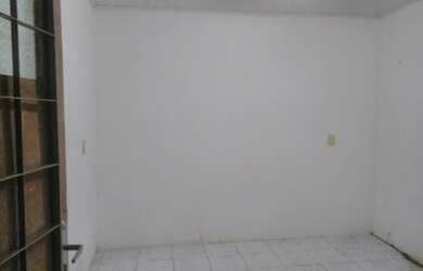 Imagem: A casa possui 3 Dormitórios, 2 Banheiros, 1 Vaga na garagem