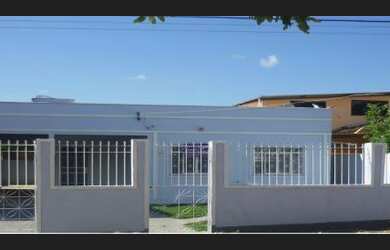 Imagem: A casa possui 2 Dormitórios, 2 Banheiros e 5 Vagas na garagem