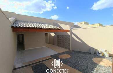 Imagem: A casa possui 2 Dormitórios, 1 Banheiro, 2 Vagas na garagem