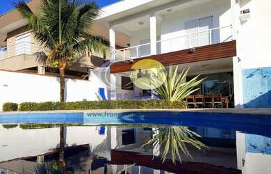 Imagem: A casa em condomínioe possui 4 Dormitórios, 5 Banheiros, 4