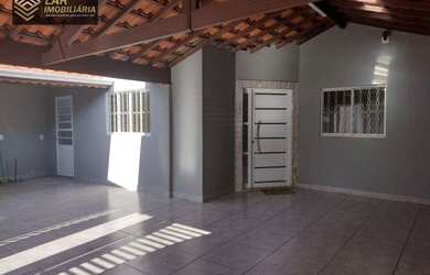 Imagem: A casa possui 4 Dormitórios, 1 Banheiro, 3 Vagas na garagem