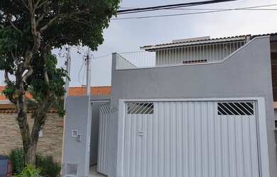 Imagem: A casa possui 3 Dormitórios, 3 Banheiros, 2 Vagas na garagem