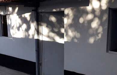 Imagem: A casa possui 1 Dormitório, 1 Banheiro, 1 Vaga na garagem