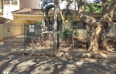 Imagem: A casa possui 4 Dormitórios, 4 Banheiros, 5 Vagas na garagem