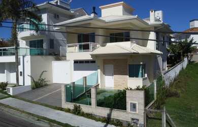 Imagem: A casa possui 3 Dormitórios, 3 Banheiros, 3 Vagas na garagem