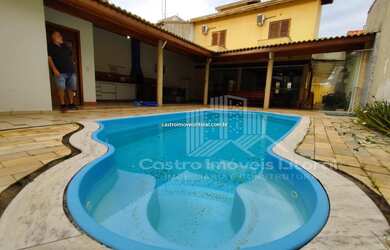 Imagem: A casa possui 3 Dormitórios, 2 Banheiros, 2 Vagas na garagem