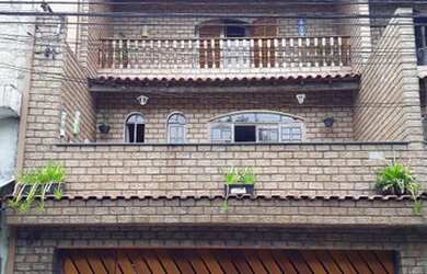 Imagem: A casa possui 4 Dormitórios, 3 Banheiros, 3 Vagas na garagem