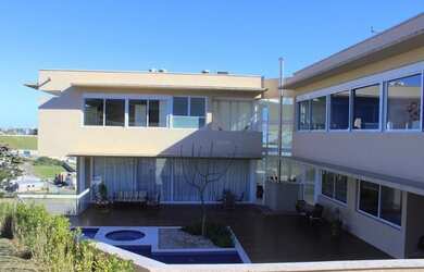 Imagem: A casa em condomínio possui 4 Dormitórios, 5 Banheiros, 3